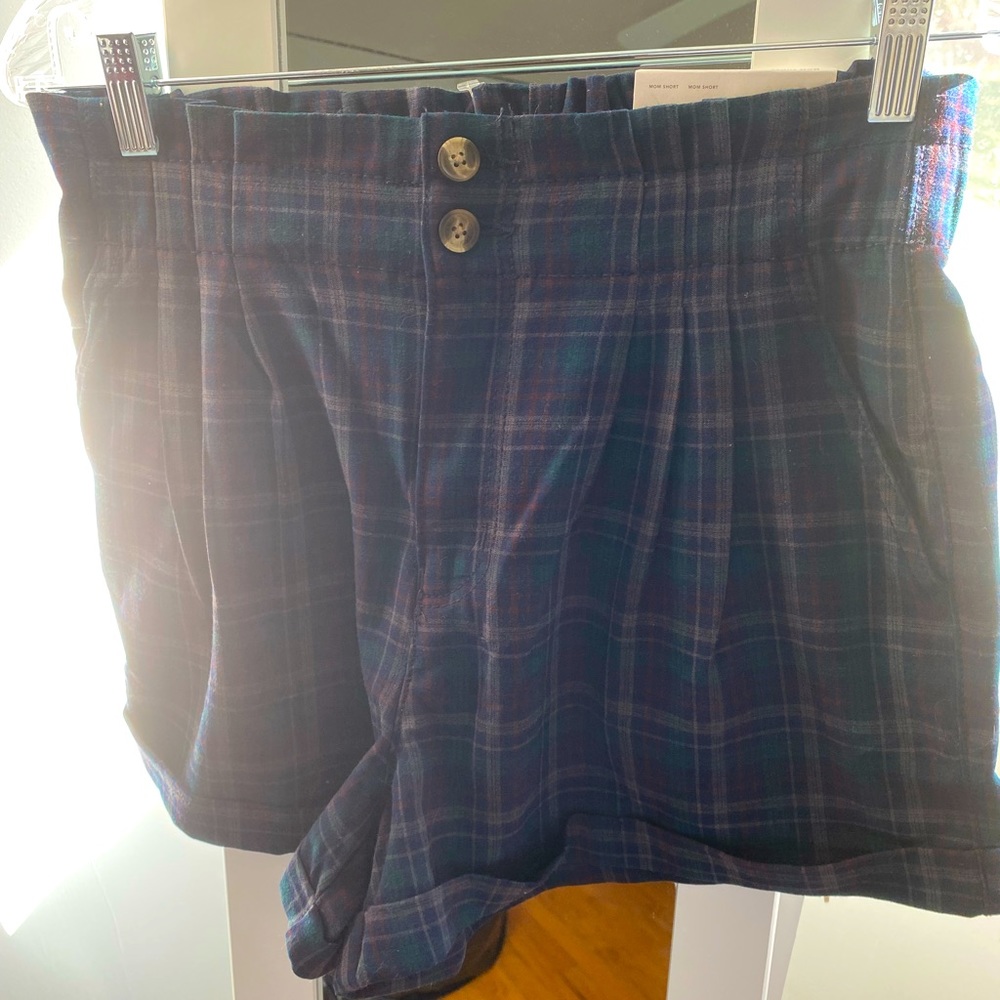 NWT American Eagle Plaid Mom Shorts for Fall or Winter Size 10! Super Stylish!